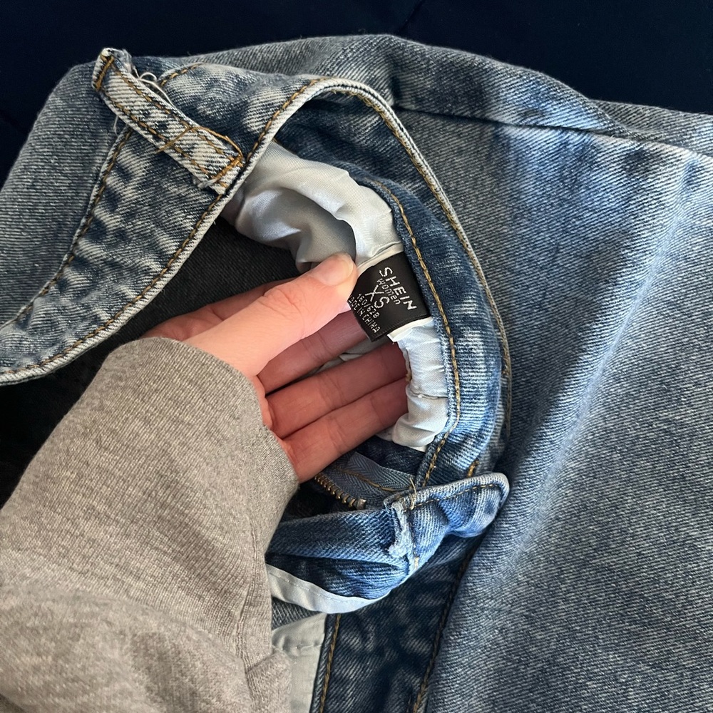 High Rise Mom Jeans - Picture 3 of 3